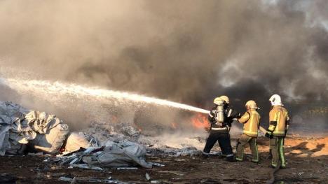 Incendiul de la Nojorid s-a extins, din cauza vântului. Şeful Gărzii de Mediu Bihor: „Firma riscă să rămână fără autorizaţie” (FOTO / VIDEO)