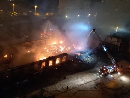 ISU Crişana: Focul a cuprins circa 1600 de metri pătraţi din Piaţa Cetate din Oradea (FOTO / VIDEO)