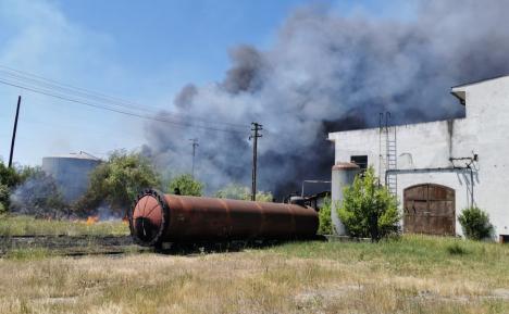 Incendiu la o uzină dezafectată din Bihor: Flăcările au cuprins rezervoare cu reziduuri de păcură (FOTO/VIDEO)