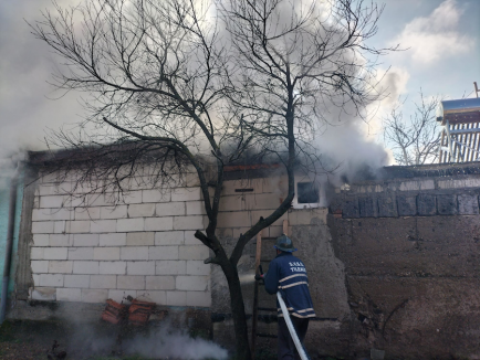 Atenţie la horn! Incendiu într-o gospodărie din Bihor din cauza coşului de fum. Recomandările pompierilor (FOTO)