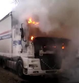 TIR distrus de flăcări, într-o parcare din Fughiu (VIDEO)