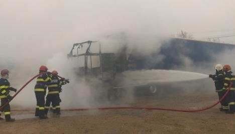 TIR în flăcări, în curtea unei firme din Oradea (FOTO/VIDEO)