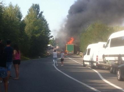 Incendiu de amploare pe Piatra Craiului: TIR în flăcări, circulaţia a fost oprită temporar! (FOTO)