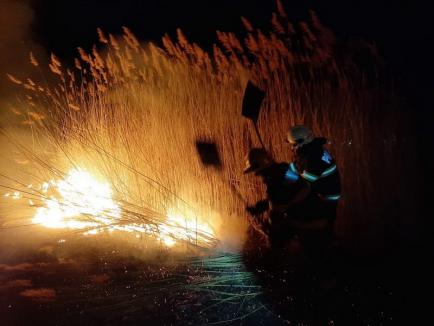 Jocul cu focul este periculos! Un copil de 5 ani din Bihor a dat foc unei magazii (FOTO / VIDEO)