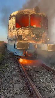 VIDEO / Un tren CFR a fost mistuit de flăcări, în apropiere de stația Oradea Vest. Toți călătorii au fost evacuați