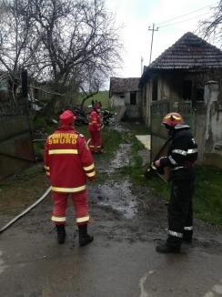 O casă din Bihor, distrusă de incendiu. Proprietara a fost rănită, după ce a încercat să stingă singură focul (VIDEO)