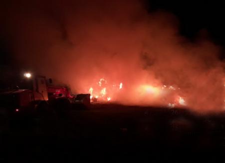 Incendiu violent în Tria, stins de pompieri în cinci ore. A fost pus intenționat! (FOTO/VIDEO)