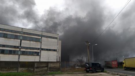 Incendiu la UAMT: Zona este împânzită de fum dens şi înecăcios, circulaţia e oprită pe strada Uzinelor (FOTO / VIDEO)