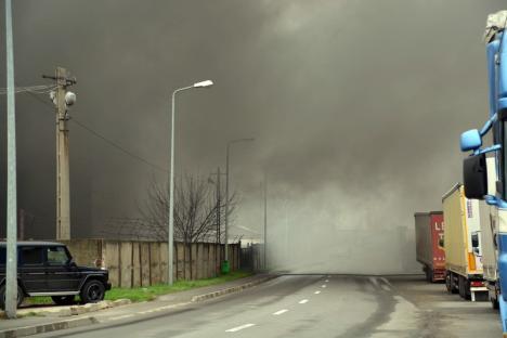 Incendiu la UAMT: Zona este împânzită de fum dens şi înecăcios, circulaţia e oprită pe strada Uzinelor (FOTO / VIDEO)