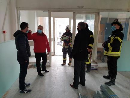 Incendiu la Universitatea din Oradea. Două etaje inundate cu fum (FOTO / VIDEO)