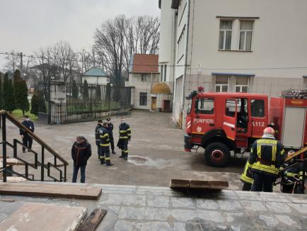 Incendiu la Universitatea din Oradea. Două etaje inundate cu fum (FOTO / VIDEO)