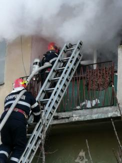 Panică la Valea lui Mihai: Locatarii unui bloc au fost evacuaţi, după ce un apartament a luat foc, din neglijenţa proprietarilor