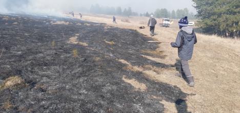 Valea Omului, în flăcări din cauza… omului. Incendii violente la marginea unui sat din Bihor (FOTO)