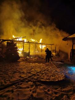 O cabană din Vârciorog s-a făcut scrum, din cauza unui coş de fum. Un adult şi trei copii s-au salvat singuri din incendiu (FOTO / VIDEO)