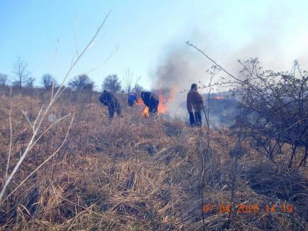 Un nou incendiu de vegetaţie: La Paleu, focul a ajuns foarte aproape de livezi (FOTO / VIDEO)