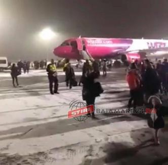 Panică pe Aeroportul din Debrețin: Pasagerii unui avion Wizz Air, între care și români, au fost evacuați pe tobogane după ce a fost raportat un incendiu la aeronavă (VIDEO)