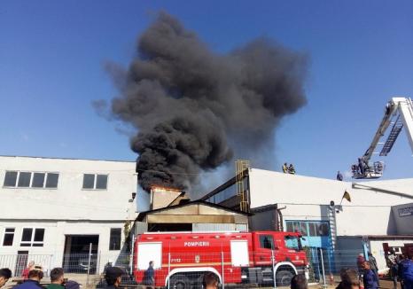 Incendiu în zona industrială a Oradiei: O clădire a luat foc, o persoană a ajuns la spital (FOTO/VIDEO)