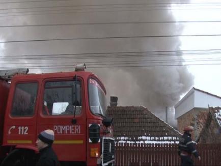 Un incendiu izbucnit la o casă din Oradea s-a extins şi la alte trei (FOTO)