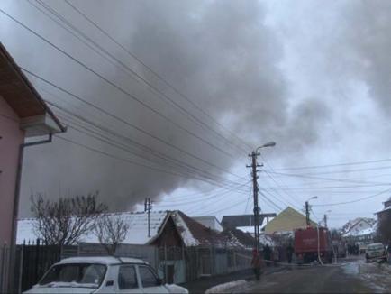 Un incendiu izbucnit la o casă din Oradea s-a extins şi la alte trei (FOTO)