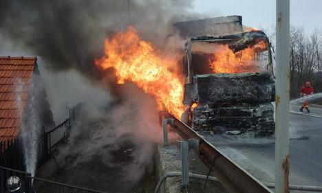 Un TIR încărcat cu baloţi de hârtie a luat foc pe DN1, la urcarea pe Piatra Craiului: Focul s-a extins şi la o casă (FOTO/VIDEO)