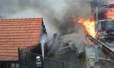 Un TIR încărcat cu baloţi de hârtie a luat foc pe DN1, la urcarea pe Piatra Craiului: Focul s-a extins şi la o casă (FOTO/VIDEO)