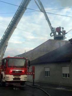 Acoperişul unei vile din Oradea, distrus de flăcări (FOTO)