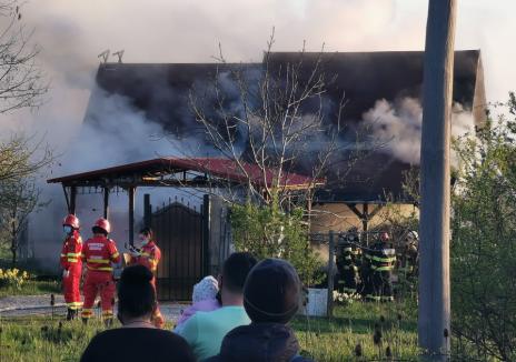 Incendiu violent, izbucnit la o casă din Săldăbagiu de Munte (FOTO / VIDEO)