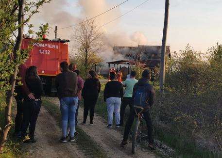 Incendiu violent, izbucnit la o casă din Săldăbagiu de Munte (FOTO / VIDEO)