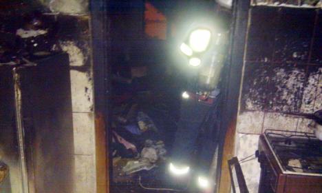 Incendiu la un bloc de garsoniere din Beiuş: 50 de locatari, evacuaţi în toiul nopţii