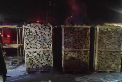 Incendiu la un depozit de material lemnos din Bihor (FOTO / VIDEO)