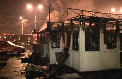 Un fast food distrus şi două maşini avariate, într-un incendiu lângă Gara Mare (FOTO)