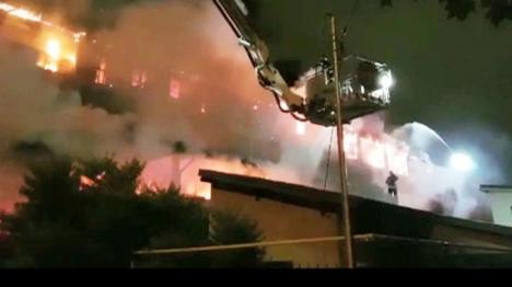 Incendiu puternic în Bucureşti. Nouă persoane au fost rănite, după ce un bloc a luat foc. Zeci de familii au ramas fără adăpost