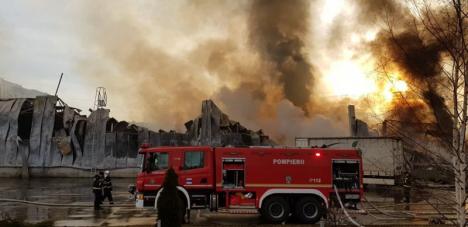 Arde de o zi! Incendiu de proporţii  la fabrica de condimente Solina (FOTO / VIDEO)