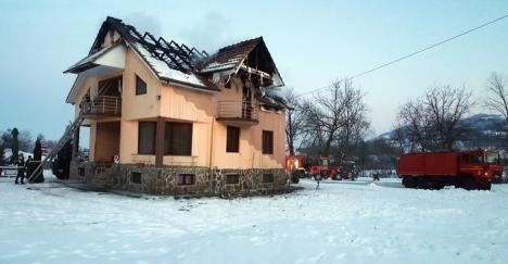 Acoperişul şi mansarda unei vile din Pietroasa s-au făcut scrum, într-un incendiu izbucnit de un coş de fum deteriorat