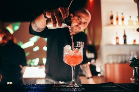 Pășește în INCEPTION, noul cocktail bar din Pasajul Vulturul Negru, și descoperă un mix inedit de arome și sound-uri! (FOTO)