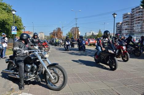 Sute de motociclişti au închis sezonul moto în Oradea (FOTO)