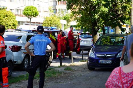 Incident bizar pe Bulevardul Dacia, în Oradea: O şoferiţă prinsă că a parcat neregulamentar s-a baricadat în maşină şi a refuzat să iasă (FOTO/VIDEO)