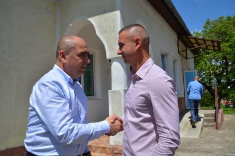 Bolojan în acţiune: Preşedintele PNL Bihor a descins la Haieu, acuzând că un PSD-ist stă ilegal în secţia de votare (FOTO / VIDEO)