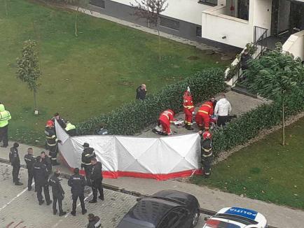 Tragedie în Oradea. O femeie a murit, după ce s-ar fi aruncat de la etajul 9 al unui bloc (FOTO)