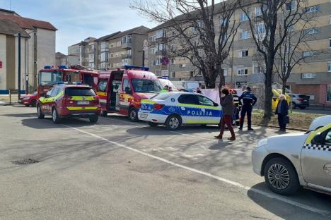 O persoană căzută pe stradă în Oradea. I se aplică manevre de resuscitare (FOTO)