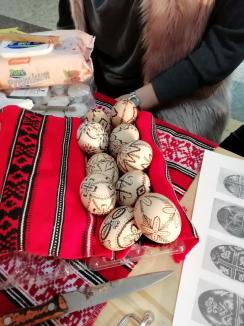 Bihorenii participă la atelierul de încondeiat ouă al Muzeului Ţării Crişurilor (FOTO)