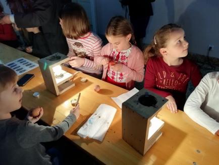Bihorenii participă la atelierul de încondeiat ouă al Muzeului Ţării Crişurilor (FOTO)