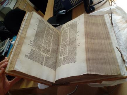 O ediţie comentată a Bibliei, veche de peste 500 de ani şi aflată în colecţia Bibliotecii Universităţii din Oradea, a fost restaurată (FOTO)