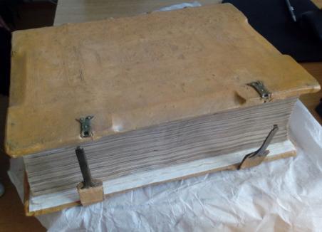 O ediţie comentată a Bibliei, veche de peste 500 de ani şi aflată în colecţia Bibliotecii Universităţii din Oradea, a fost restaurată (FOTO)