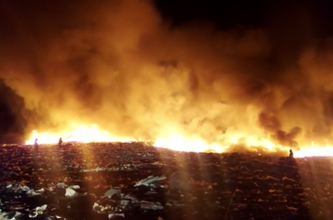 Au ars deșeurile: Incendiu la groapa de gunoi din Oradea (FOTO/VIDEO)