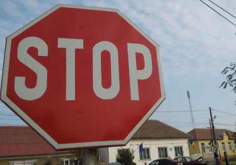 Atenţie la copii! Un adolescent de 14 ani nu a oprit la Stop şi a fost lovit de maşină