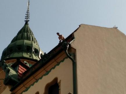 Agitaţie în centrul Oradiei: Un tânăr a ameninţat că se aruncă de pe Palatul Vulturul Negru (FOTO / VIDEO)