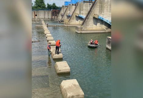 Un bărbat a murit în apele Crişului Repede în Oradea, la barajul Ioşia (FOTO/VIDEO)