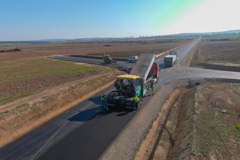 Se toarnă asfalt pe tronsonul dintre Oșorhei și Cheriu al Inelului Metropolitan de Sud Oradea. Această porțiune va fi deschisă circulației luna viitoare (FOTO)