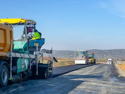 Se toarnă asfalt pe tronsonul dintre Oșorhei și Cheriu al Inelului Metropolitan de Sud Oradea. Această porțiune va fi deschisă circulației luna viitoare (FOTO)